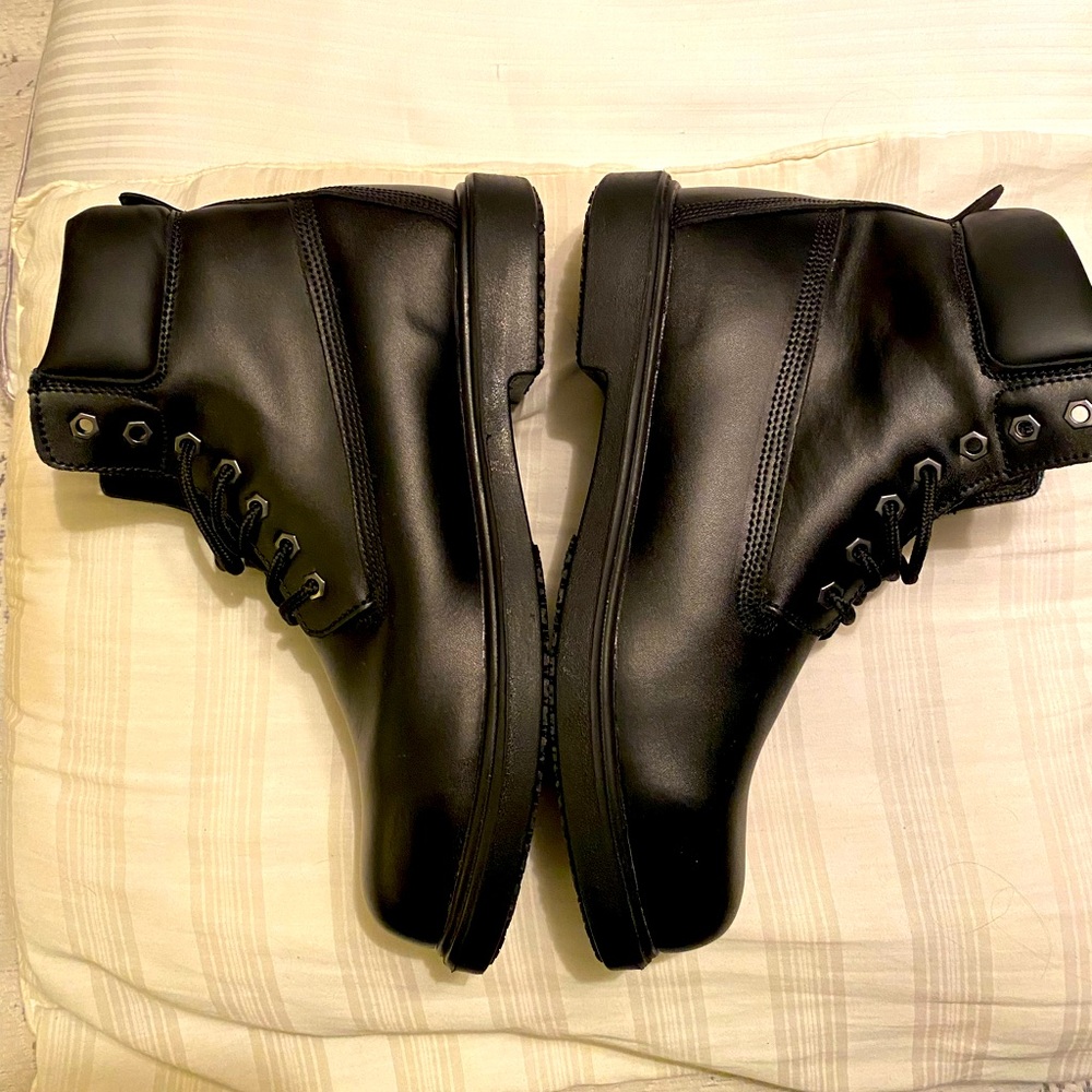Genuine Grip 7160 Men's Size 11 Wide Width Waterproof Non Slip Leather Boot.